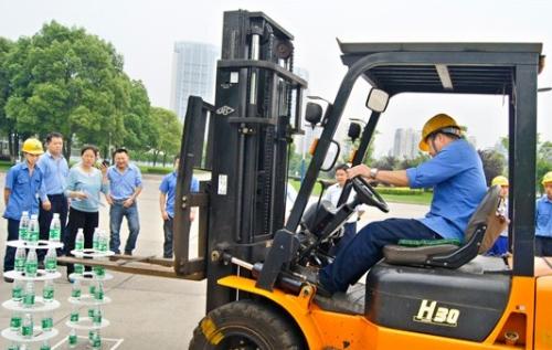 叉車工是什么意思？叉車工和叉車司機(jī)有什么區(qū)別？